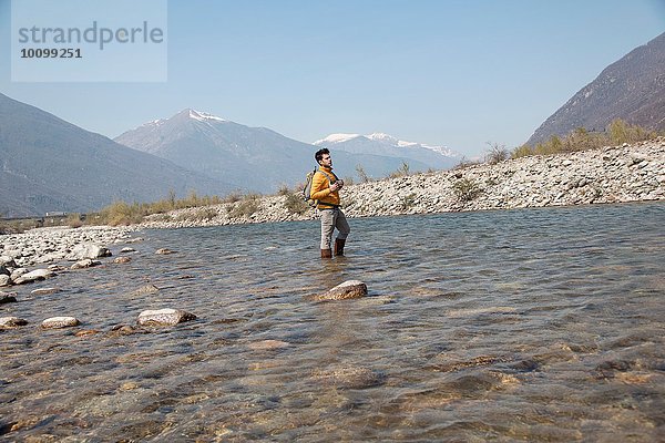 Junger Wanderer mit Blick auf den Fluss Toce  Vogogogna  Verbania  Piemonte  Italien