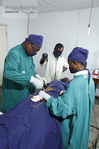 Während einer Operation  Krankenhaus und Gesundheitszentrum  Matamba-Solo  Kawongo-Distrikt  Provinz Bandundu  Republik Kongo