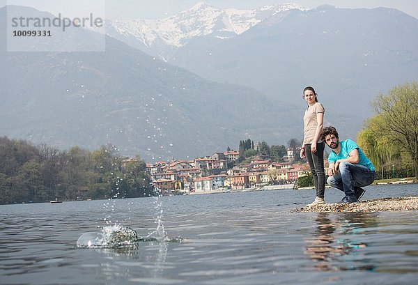 Junges Ehepaar beim Abschöpfen von Steinen im Mergozzo-See  Verbania  Piemonte  Italien