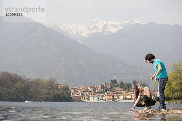 Junges Paar am Seeufer  Mergozzo-See  Verbania  Piemonte  Italien