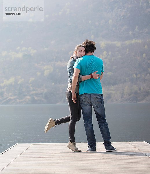 Junges Paar steht am Pier am Mergozzo-See  Verbania  Piemont  Italien