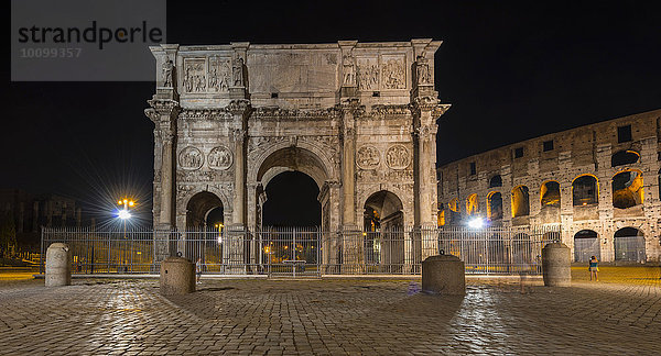 Konstantinsbogen und Kolosseum bei Nacht  Rom  Latium  Italien  Europa