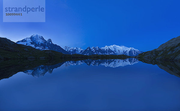 Mont Blanc spiegelt sich im See von Cheserys in der Morgendämmerung  Frankreich  Europa