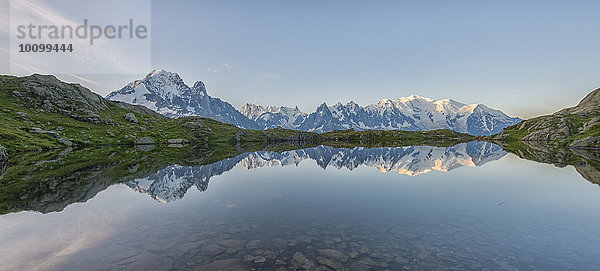 Mont Blanc spiegelt sich im See von Cheserys am Morgen  Frankreich  Europa