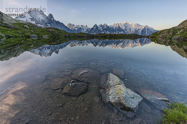 Mont Blanc spiegelt sich im See von Cheserys  Frankreich  Europa