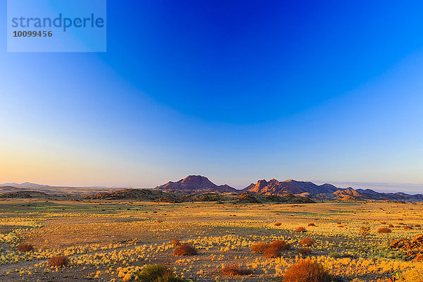 Weite Landschaft im Namib Naukluft Park  Namibia  Afrika