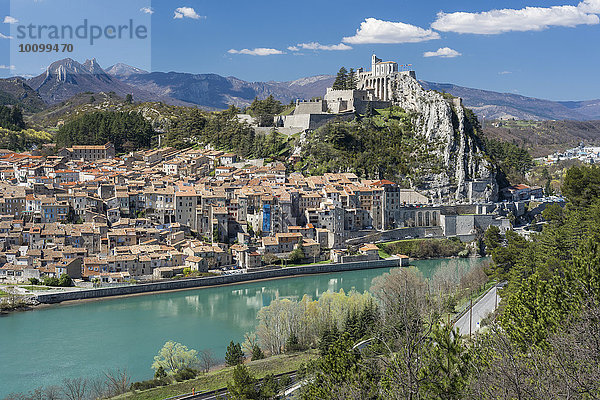 Altstadt mit Zitadelle  Route Napoléon  Sisteron  Provence-Alpes-Côte d'Azur  Frankreich  Europa