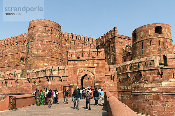 Menschen vor dem Amar Singh Tor  Lahore-Tor  Rotes Fort  Festung  Agra  Uttar Pradesh  Indien  Asien