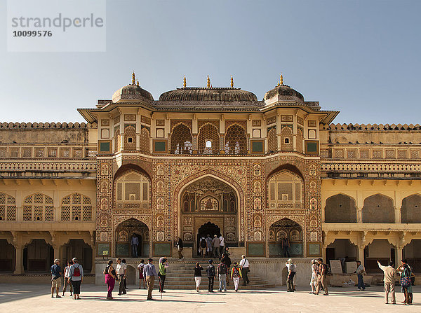 Touristen vor Ganesh Pol Tor im Fort Amber  Amber Palast  Festung  Jaipur  Rajasthan  Indien  Asien