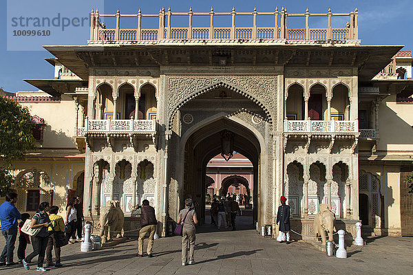 Eingang zum Stadtpalast von Jai Singh II.  Chandra Mahal  Jaipur  Rajasthan  Indien  Asien