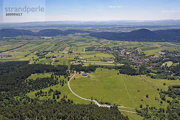 Ausblick von Hohe Wand über Neue Welt mit Maiersdorf  Gutensteiner Alpen  Industrieviertel  Niederösterreich  Österreich  Europa