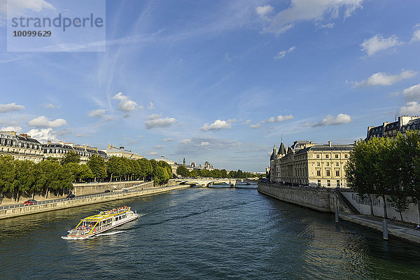 Ausblick von Pont Neuf über die Seine auf die Conciergerie  Paris  Frankreich  Europa
