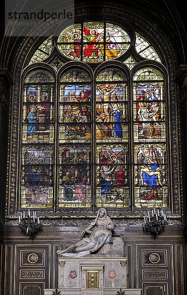Pietà vor Kirchenfenster in der Kirche Saint Eustache  Église des Halles  Paris  Frankreich  Europa