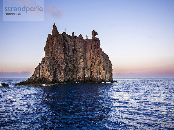 Isola Strombolicchio mit Leuchtturm  Tyrrhenisches Meer  Äolische oder Liparische Inseln  Sizilien  Italien  Europa