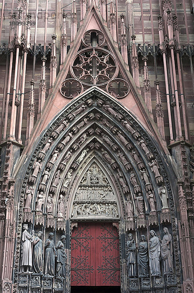 Nördliches Portal der Westfassade vom Straßburger Münster  Straßburg  Elsass  Frankreich  Europa
