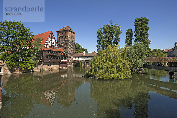 Ehemaliger Weinstadl  1446-48 als Sondersiechenhaus erbaut  rechts der ehemalige Wasserturm  links die Maxbrücke  vorne die Pegnitz  Nürnberg  Mittelfranken  Bayern  Deutschland  Europa