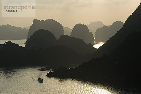 Boot bei Sonnenuntergang in der Halong Bucht oder Vinh Ha Long  Kalkstein-Felsen  UNESCO Weltnaturerbe  Golf von Tonkin  Nordvietnam  Vietnam  Asien