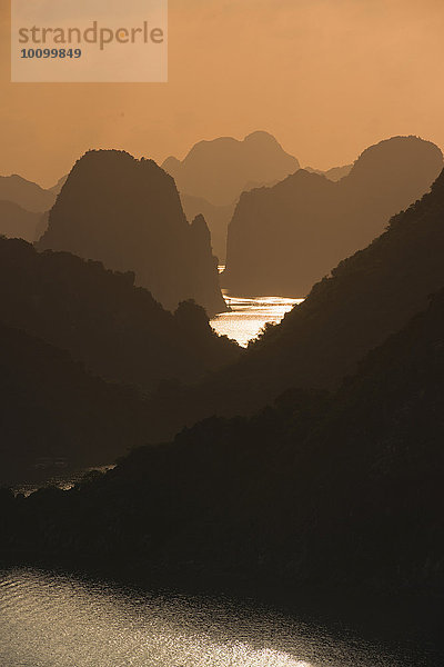 Sonnenuntergang  Halong Bucht oder Vinh Ha Long  Kalkstein-Felsen  UNESCO Weltnaturerbe  Golf von Tonkin  Nordvietnam  Vietnam  Asien