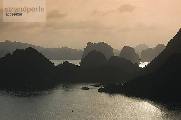 Boot bei Sonnenuntergang in der Halong Bucht oder Vinh Ha Long  Kalkstein-Felsen  UNESCO Weltnaturerbe  Golf von Tonkin  Nordvietnam  Vietnam  Asien