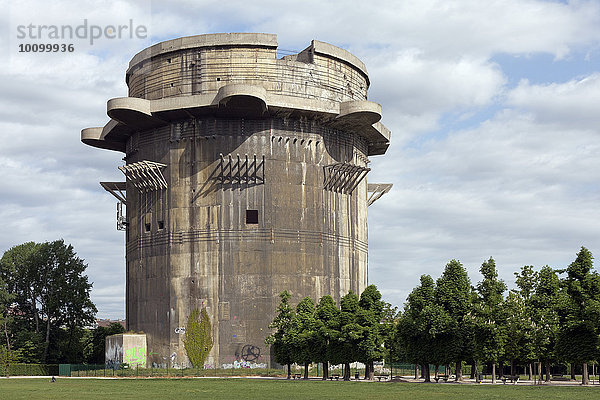 Flakbunker oder Flakturm im Augarten  Hochbunker aus dem 2. Weltkrieg  Wien  Österreich  Europa