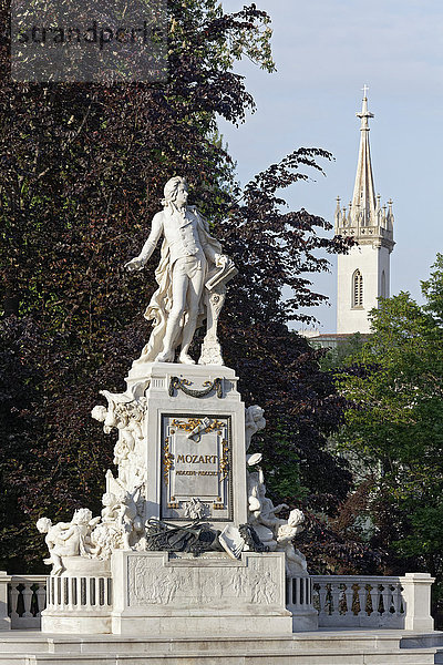 Mozart-Denkmal im Burggarten mit Augustinerkirche  Wien  Österreich  Europa