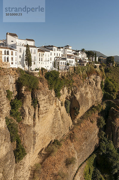 Weiß getünchte Häuser oberhalb der El Tajo-Schlucht  Ronda  Andalusien  Spanien  Europa