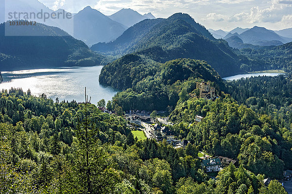 Schloss Hohenschwangau  Alpsee  Schwansee  hinten Tannheimer Berge  Schwangau  Königswinkel  Ostallgäu  Allgäu  Schwaben  Bayern  Deutschland  Europa