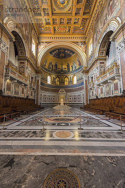 Innenansicht  Päpstliche Erzbasilika San Giovanni in Laterano  auch Lateranbasilika  Rom  Latium  Italien  Europa