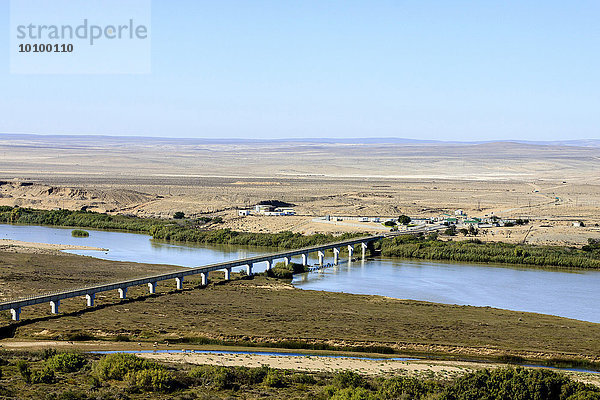 Brücke über den Oranje  Grenzfluss zwischen Namibia und Südafrika  Oranjemund  Namibia  Afrika
