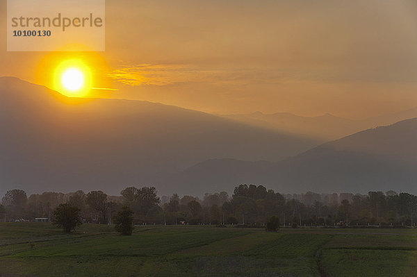 Sonnenuntergang über den Bergen rund um Skopje  Mazedonien  Europa