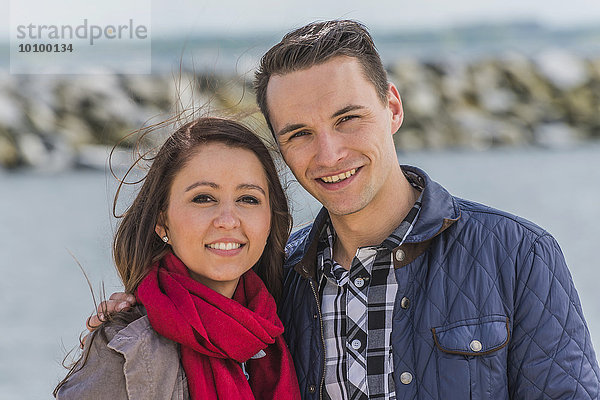 Junges Paar am Yachthafen  Portrait  Boltenhagen  Mecklenburg-Vorpommern  Deutschland  Europa