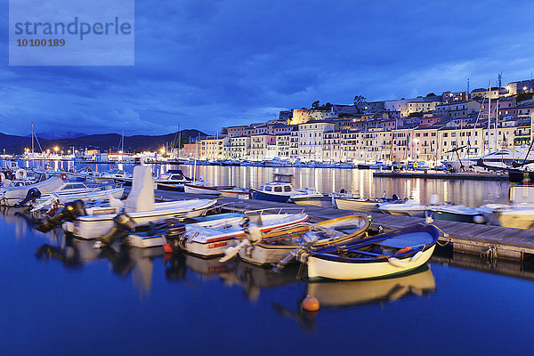 Ausblick über den Hafen zum Forte Falcone  Portoferraio  Elba  Provinz Livorno  Toskana  Italien  Europa