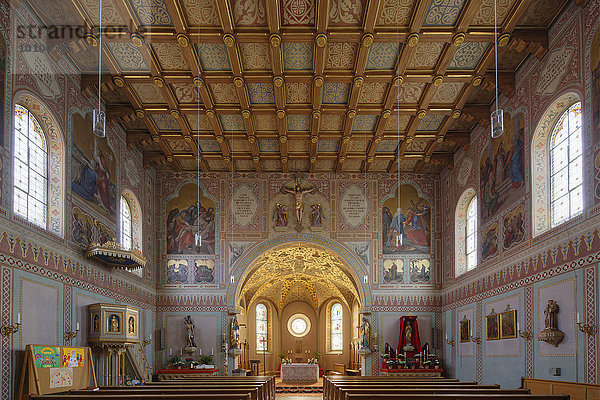 Pfarrkirche St. Maximilian mit Wandmalereien von Max Fürst  Grabenstätt  Chiemgau  Oberbayern  Bayern  Deutschland  Europa