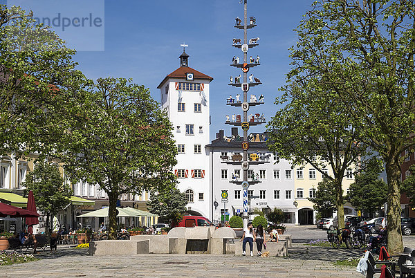 Stadtplatz mit Maibaum und Jacklturm  Traunstein  Chiemgau  Oberbayern  Bayern  Deutschland  Europa