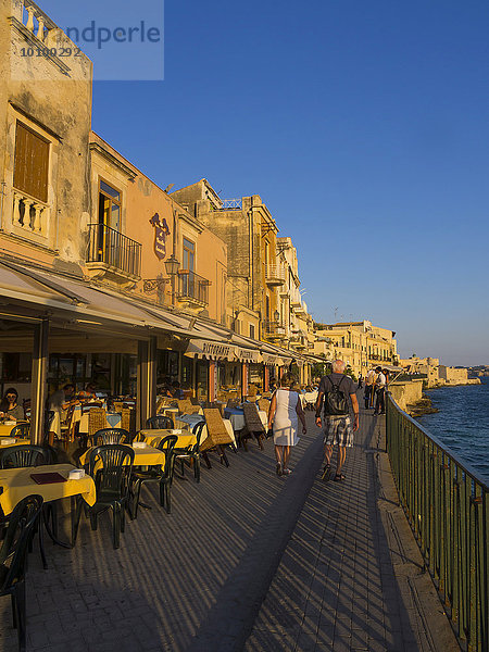 Restaurants an der Promenade Lungomare Alfeo  Altstadt  Syrakus  Ortygia  Sizilien  Italien  Europa