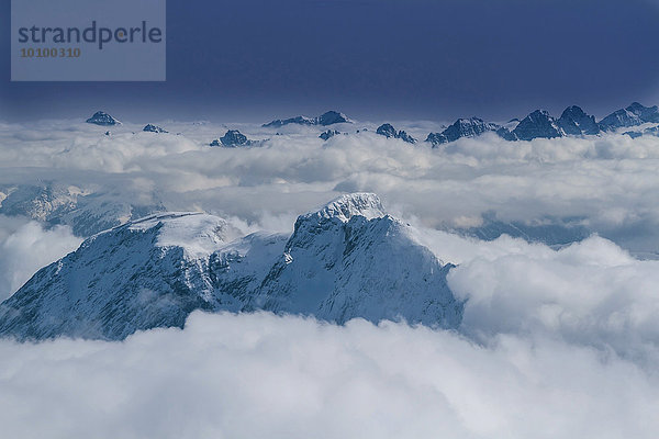 Ausblick auf die verschneiten Gipfel um die Zugspitze  Wettersteingebirge  Bayern  Deutschland  Europa