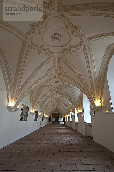 Kreuzgang der Spätrenaissance  1669  Kloster Benediktbeuern  Benediktbeuern  Oberbayern  Deutschland  Europa