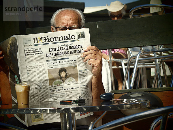 Mann liest italienische Zeitung in Cafe am Morgen  Rom  Italien  Europa