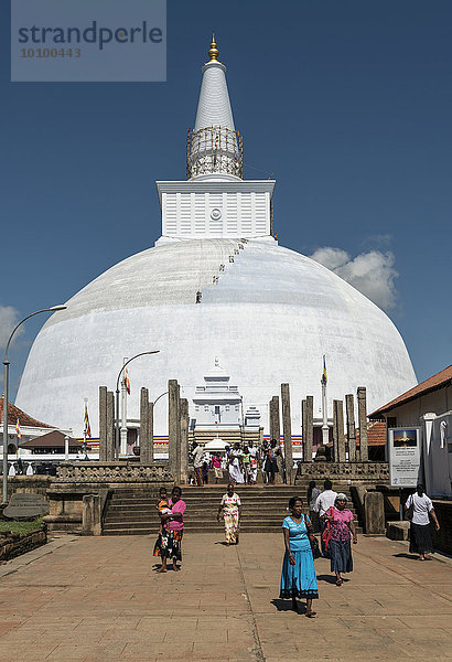 Besucher am Ruwanwelisaya oder Ruwanweli Maha Seya Stupa  Anuradhapura  Sri Lanka  Asien