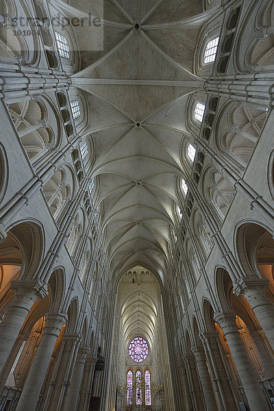 Mittelschiff  gotisches Kreuzrippengewölbe  Kathedrale von Laon  Laon  Département Aisne  Frankreich  Europa