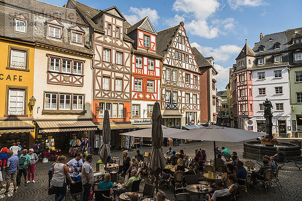 Marktplatz mit Martinsbrunnen und Fachwerkhäusern  Cochem  Cochem-Zell  Rheinland-Pfalz  Deutschland  Europa