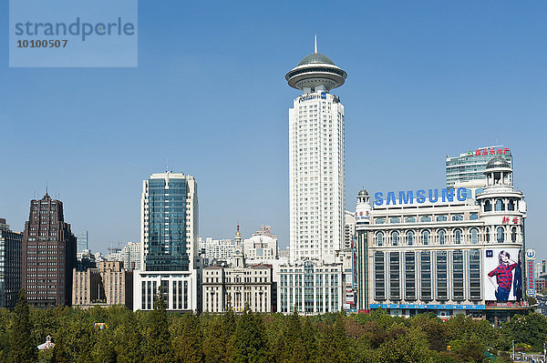 Hochhäuser am Park mit Radisson Blu Hotel Shanghai New World  Ausblick vom Museum für Stadtplanung  Shanghai  China  Asien
