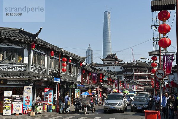 Einkaufsstraße  rote Lampions  Häuser im alten Baustil  Basar der Altstadt  Nanshi  hinten Jin Mao Tower und Shanghai Tower  Shanghai  China  Asien