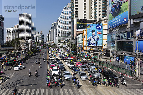 Sukhumvit Straße mit viel Verkehr  Soi Asoke  Asok  Bangkok  Krung Thep  Thailand  Asien