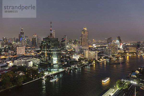 Skyline mit CAT-Telecom Tower und Lebua State Tower bei Nacht  Ausblick vom Hilton Millennium Dachrestaurant  Menam Chao Phraya Fluss  Bangkok  Krung Thep  Thailand  Asien