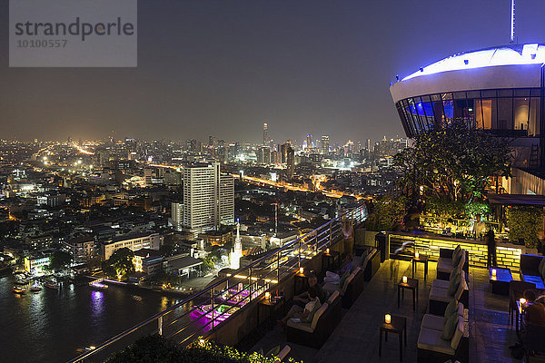 Stadtansicht mit Jewelry Trade Center bei Nacht  Ausblick vom Hilton Millennium  Menam Chao Phraya Fluss  Bangkok  Krung Thep  Thailand  Asien