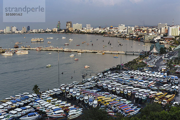 Hafen mit Bucht von Pattaya  Stadtansicht  Boote  Pattaya  Provinz Chon Buri  Thailand  Asien