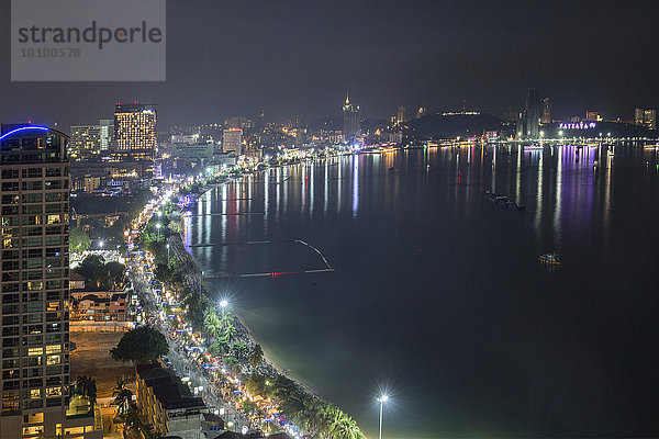 Stadtansicht bei Nacht  Beach Road  Bucht von Pattaya  Pattaya  Provinz Chon Buri  Thailand  Asien