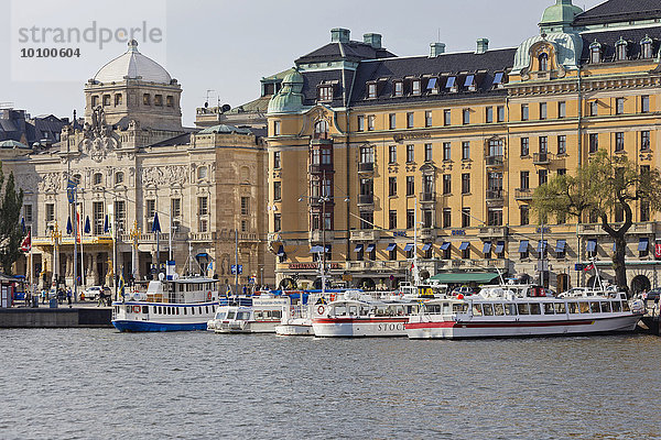 Boulevard Strandvägen am Wasser mit Königlich Dramatischem Theater oder Kungliga Dramatiska Teatern  Stockholm  Schweden  Europa