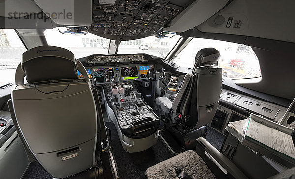 Cockpit einer Boeing 787-9 Dreamliner der Fluggesellschaft ANA am Flughafen München  Oberbayern  Bayern  Deutschland  Europa